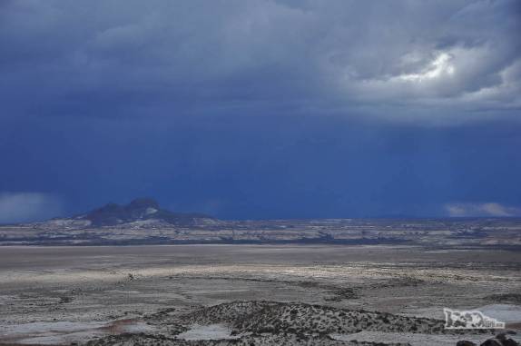 A chuva ameaça cair no deserto na área do Monumento Natural Bosques Petrificados, região de Caleta Olivia, no sul da Argentina